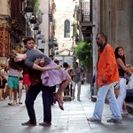 Eryn Rosenthal and Paolo Cingolani in Barcelona's Plaza de Bonsuccés; photo by Edwin Winkels, courtesy of El Periódico