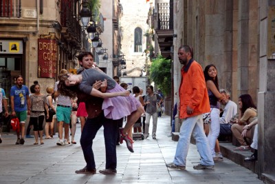 Eryn Rosenthal and Paolo Cingolani in Barcelona's Plaza de Bonsuccés; photo by Edwin Winkels, courtesy of El Periódico